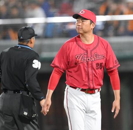 　６回、投手交代を告げる新井監督（撮影・伊藤笙子）