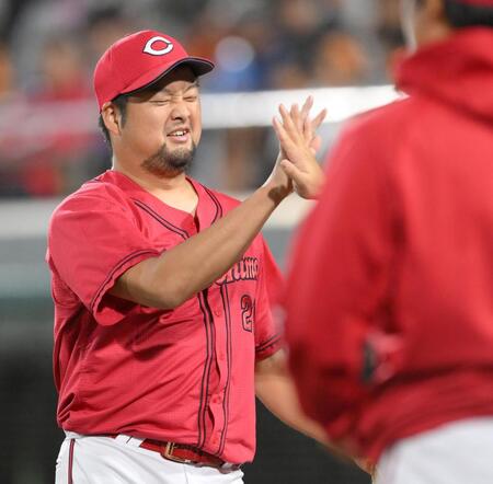 　６回、ピンチを抑えてベンチに戻る中崎（撮影・伊藤笙子）