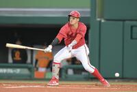 　２回、空振り三振に倒れる小園（撮影・伊藤笙子）