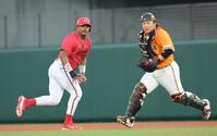 　２回、小園の空振り三振で飛び出し、挟まれる一塁走者のモンテロ（右は捕手の甲斐）＝撮影・伊藤笙子