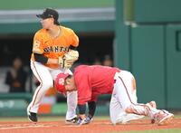 　２回、小園の空振り三振で一塁走者が挟まれる間に本塁を狙うも、アウトになる三塁走者の坂倉（奥は井上）＝撮影・伊藤笙子