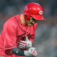 　４回、先制２点適時打を放ち、拳を握りながらベンチへと戻る小園（撮影・伊藤笙子）