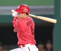 　４回、右前へ２点適時打を放つ小園（撮影・伊藤笙子）