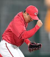 ９回巨人２死一三塁、巨人・増田陸から空振り三振を奪い、ほえる広島・栗林良吏＝富山市民球場アルペンスタジアム（撮影・伊藤笙子）