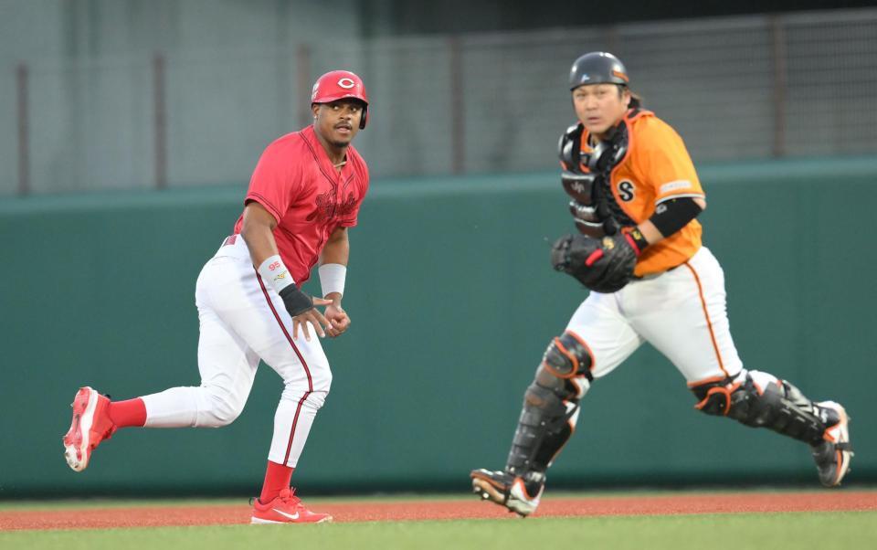 　２回、小園の空振り三振で飛び出し、挟まれる一塁走者のモンテロ（右は捕手の甲斐）＝撮影・伊藤笙子