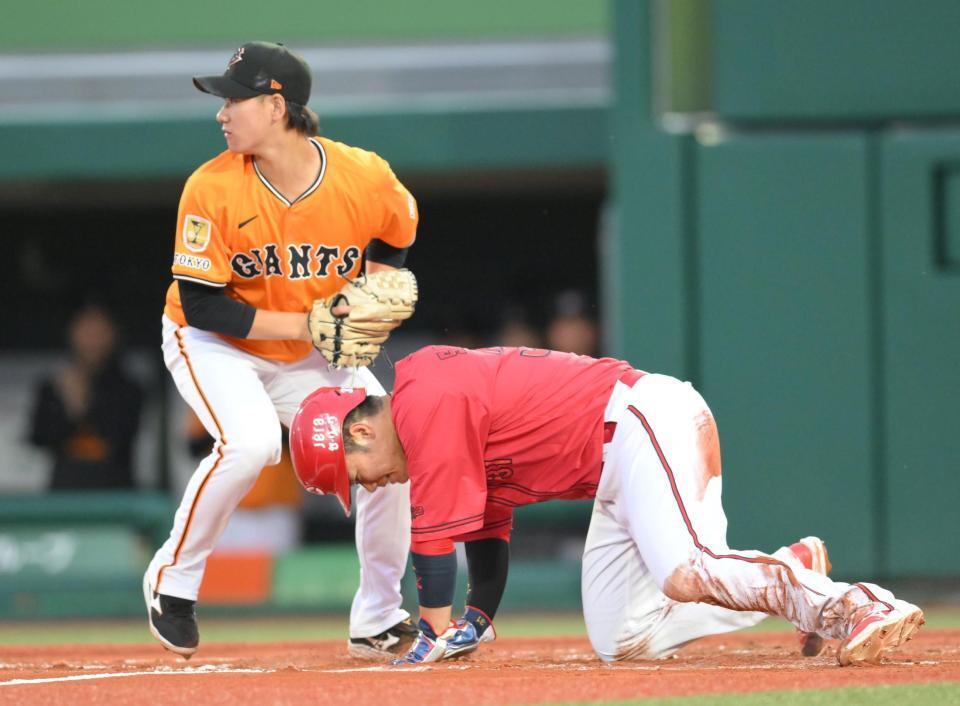 　２回、小園の空振り三振で一塁走者が挟まれる間に本塁を狙うも、アウトになる三塁走者の坂倉（奥は井上）＝撮影・伊藤笙子