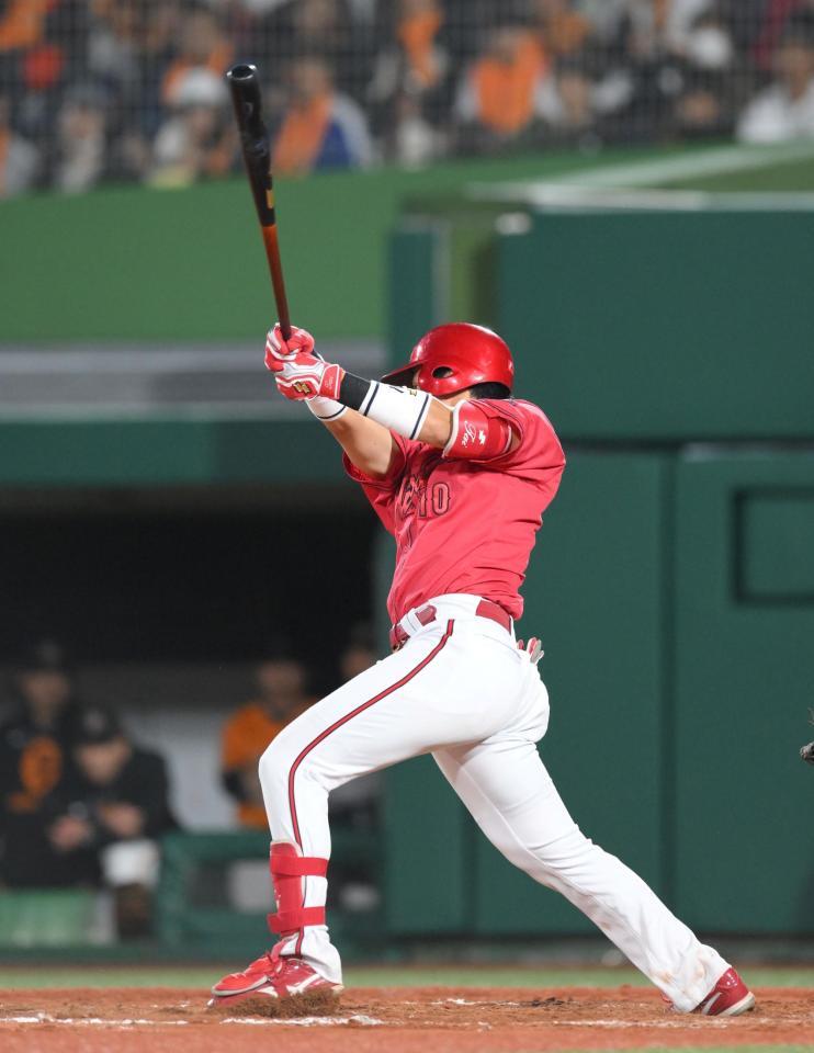 　７回、右前打を放つ佐々木（撮影・伊藤笙子）