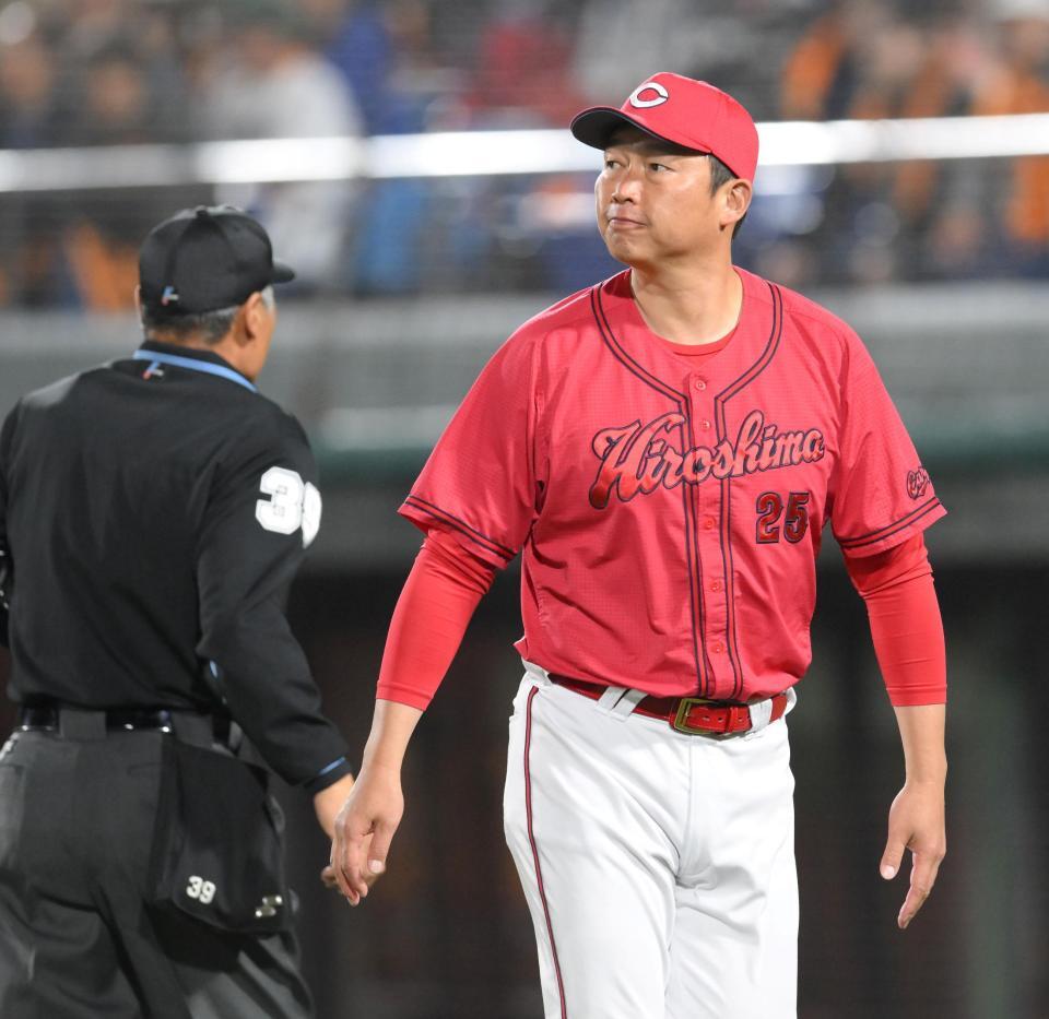 　６回、投手交代を告げる新井監督（撮影・伊藤笙子）