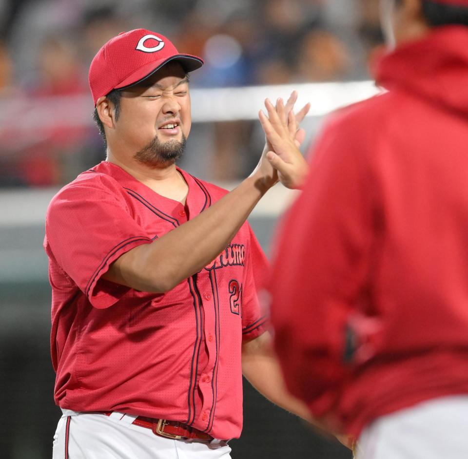 　６回、ピンチを抑えてベンチに戻る中崎（撮影・伊藤笙子）