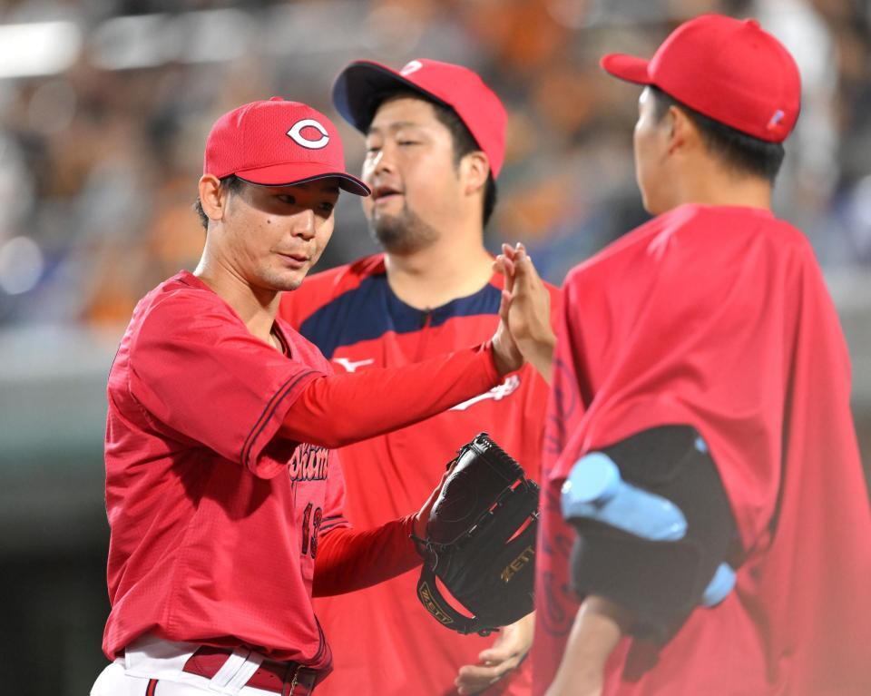 　７回を投げ、玉村（右）と中崎（奥）に迎えられる森浦（撮影・伊藤笙子）