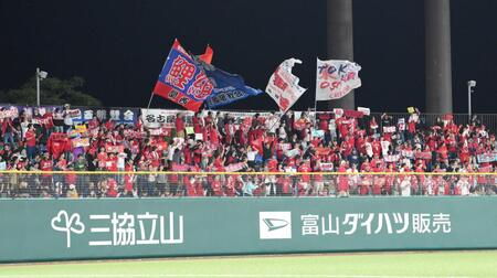 　ラッキー７の攻撃を前に応援歌を歌うカープファン（撮影・伊藤笙子）