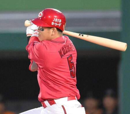 　４回、右前へ２点適時打を放つ小園（撮影・伊藤笙子）