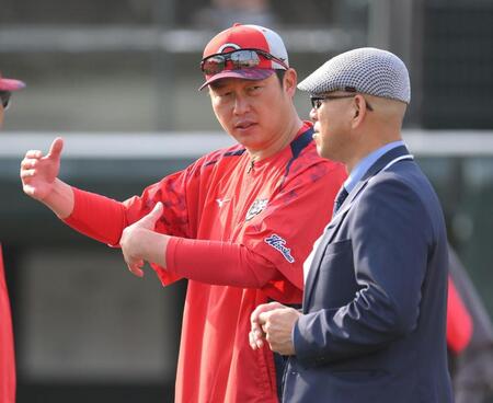　町田公二郎氏（右）と会話を交わす新井監督（撮影・伊藤笙子）