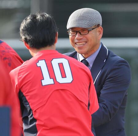 　佐々木（手前）と握手を交わす町田公二郎氏（撮影・伊藤笙子）