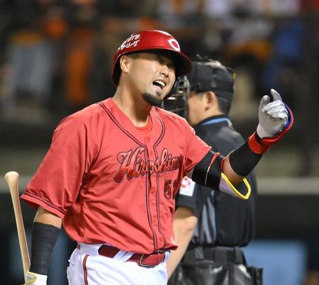 　６回、見逃し三振に倒れ、悔しがる末包（撮影・伊藤笙子）