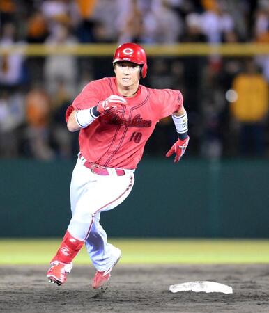 　９回、ライトへ三塁打を放ち、激走する佐々木（撮影・伊藤笙子）