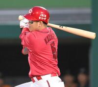 　４回、右前へ２点適時打を放つ小園（撮影・伊藤笙子）