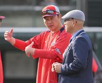 広島 90年代のカープを支えた代打の神様が新井監督と談笑 現役時代と