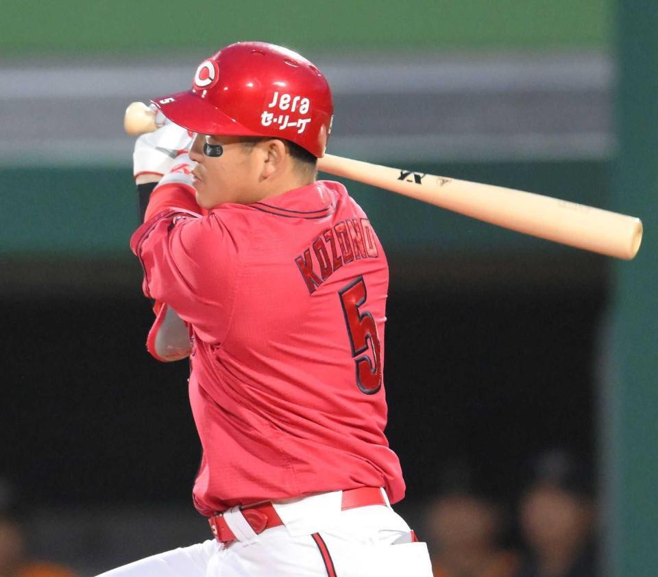 　４回、右前へ２点適時打を放つ小園（撮影・伊藤笙子）