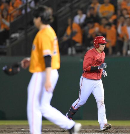 　８回、無死満塁の好機に投ゴロ併殺打に倒れた坂倉（撮影・伊藤笙子）