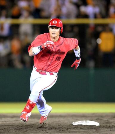 　９回、右中間への打球を放ち、三塁へ激走する佐々木（撮影・伊藤笙子）