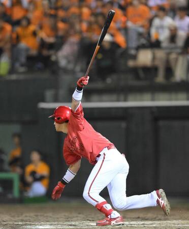 　９回、右中間に三塁打を放つ佐々木