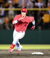 　９回、右中間への打球を放ち、三塁へ激走する佐々木（撮影・伊藤笙子）