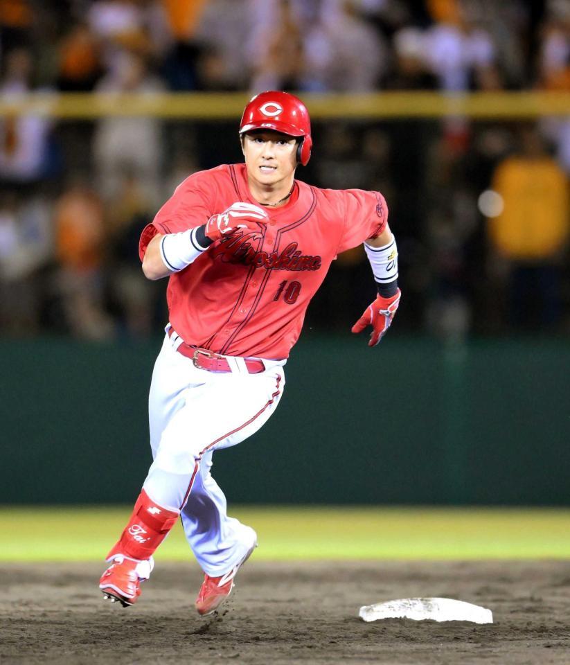 　９回、右中間への打球を放ち、三塁へ激走する佐々木（撮影・伊藤笙子）