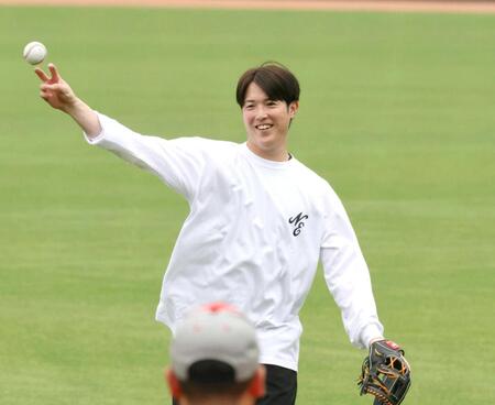 　笑顔でキャッチボールをする森下（撮影・市尻達拡）