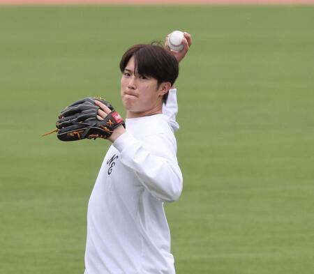 　真剣な表情でキャッチボールをする森下（撮影・市尻達拡）