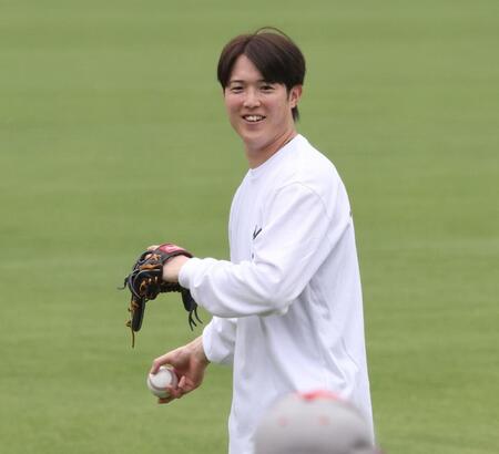 　キャッチボールで笑顔を見せる森下（撮影・市尻達拡）