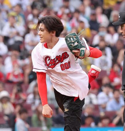 　始球式を行う新浜レオン（撮影・市尻達拡）