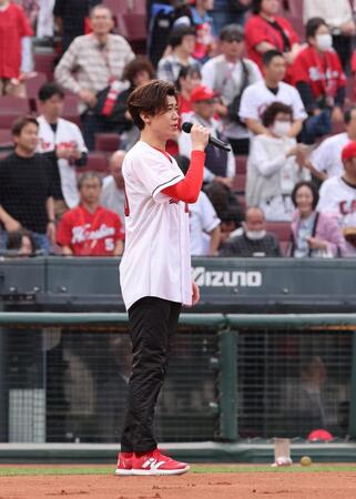 　国歌独唱をした新浜レオン（撮影・市尻達拡）