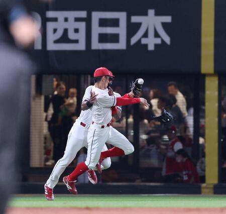 　５回、森下の打球を追い、交錯する矢野とファビアン（撮影・市尻達拡）