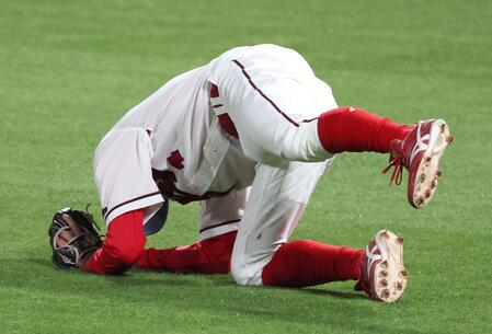 　５回、森下の打球を落球し、痛がる矢野（撮影・北村雅宏）