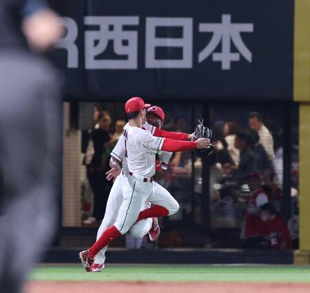 　５回、森下の打球を追い、激突する矢野とファビアン（撮影・市尻達拡）