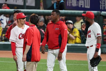 　５回、森下の打球を落球した矢野はファビアン（右）と話をする（撮影・北村雅宏）