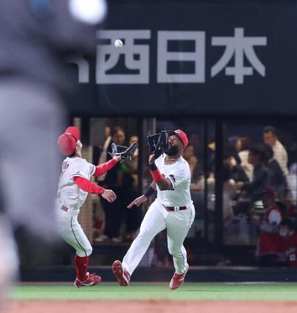 　５回、森下の打球を追い、交錯する矢野とファビアン（撮影・市尻達拡）