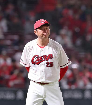 　８回の攻撃を終え、選手交代を告げる新井監督（撮影・市尻達拡）