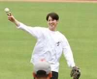 　笑顔でキャッチボールをする森下（撮影・市尻達拡）