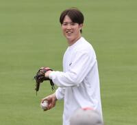 　キャッチボールで笑顔を見せる森下（撮影・市尻達拡）