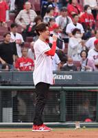 　国歌独唱をした新浜レオン（撮影・市尻達拡）