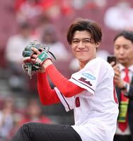 　始球式に登場した新浜レオン（撮影・市尻達拡）