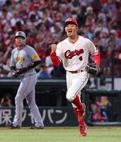 　４回、好守で失点を防ぎ、拳を握る矢野（撮影・市尻達拡）