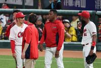 　５回、森下の打球を落球した矢野はファビアン（右）と話をする（撮影・北村雅宏）