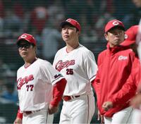 　ファンへのあいさつを終え、引き上げる新井監督ら（撮影・市尻達拡）