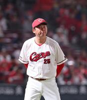 　８回の攻撃を終え、選手交代を告げる新井監督（撮影・市尻達拡）