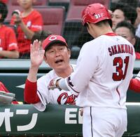 　２回、生還した坂倉を迎える新井監督（撮影・田中太一）