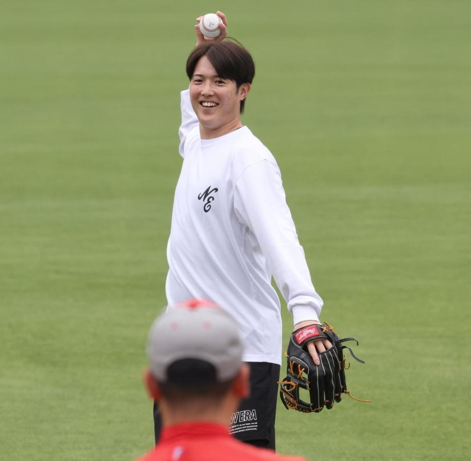 　笑顔でキャッチボールをする森下（撮影・市尻達拡）