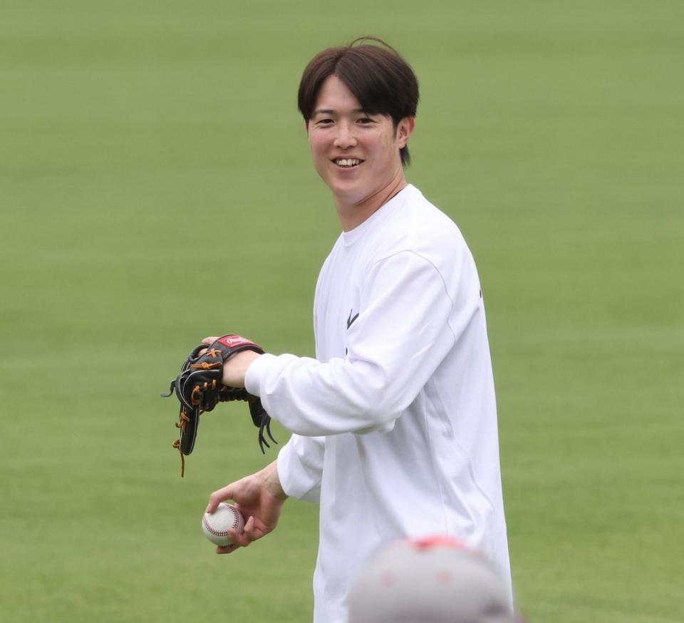 　キャッチボールで笑顔を見せる森下（撮影・市尻達拡）